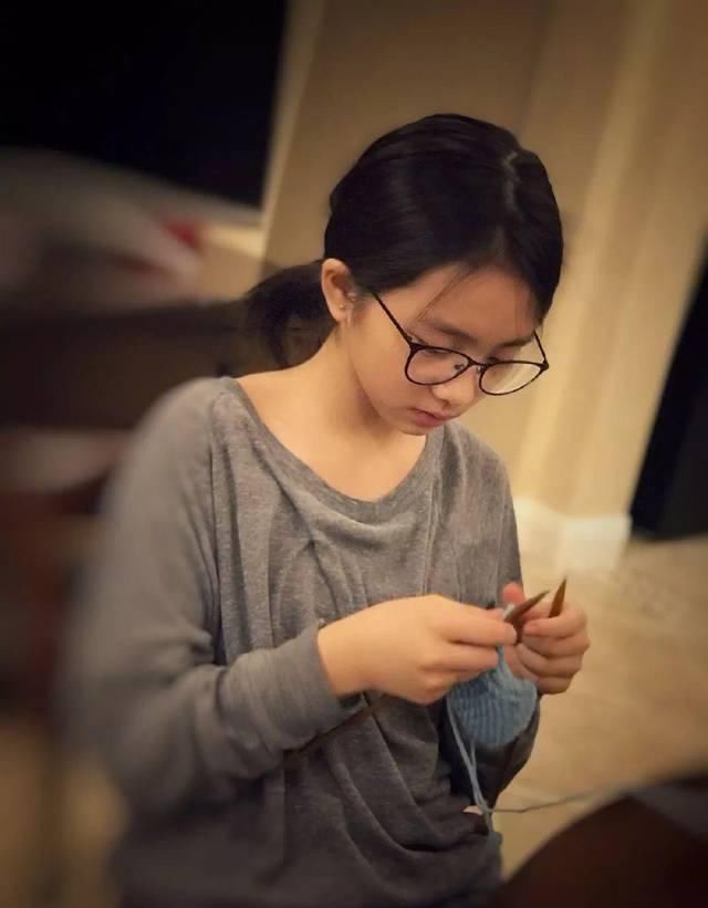  『奶茶』14岁黄多多健身照刷屏，身材十分健美！网友：手里的奶茶突然不好喝了...