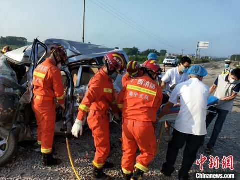 『面包车』广西南宁一面包车与大货车相撞 致5人遇难