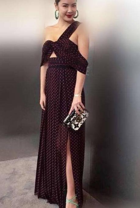 140斤乐基儿胆真大！只靠一个蝴蝶结挡住上半身，网友：真敢穿