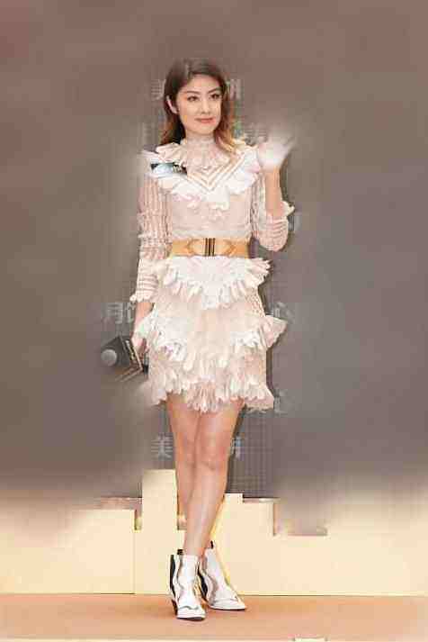 44岁的陈慧琳不得了,这么紧的裙子都能穿上,一般人驾驭不住!