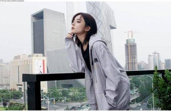 古力娜扎又搞事情！全身只穿一件灰色卫衣，网友：看到腿后沉默了