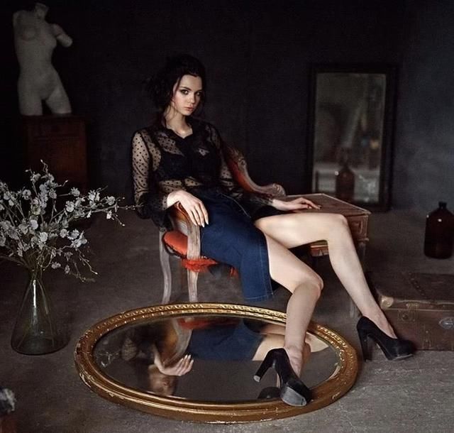 俄罗斯美女模特360度都很性感，摄影师在模特周围放置了各种镜子