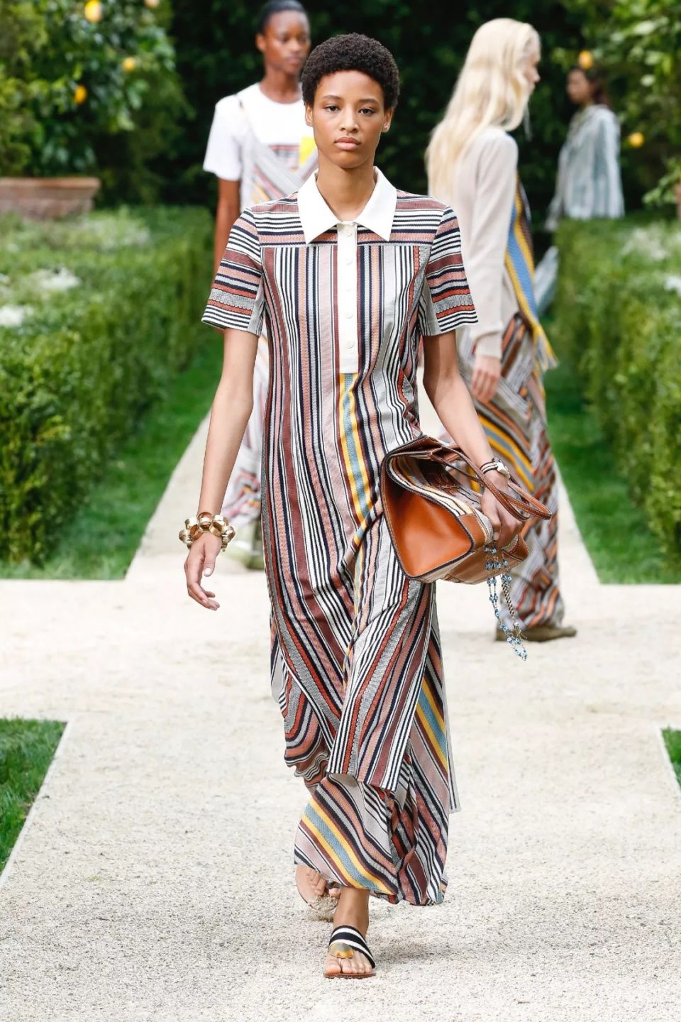 娜扎预测黄铜包边帆布鞋将成爆款,Tory Burch把浪漫融入运动风!