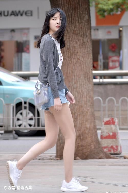 街拍美女：蓝色牛仔热裤搭配灰色休闲外套，小姐姐很美，清新自然