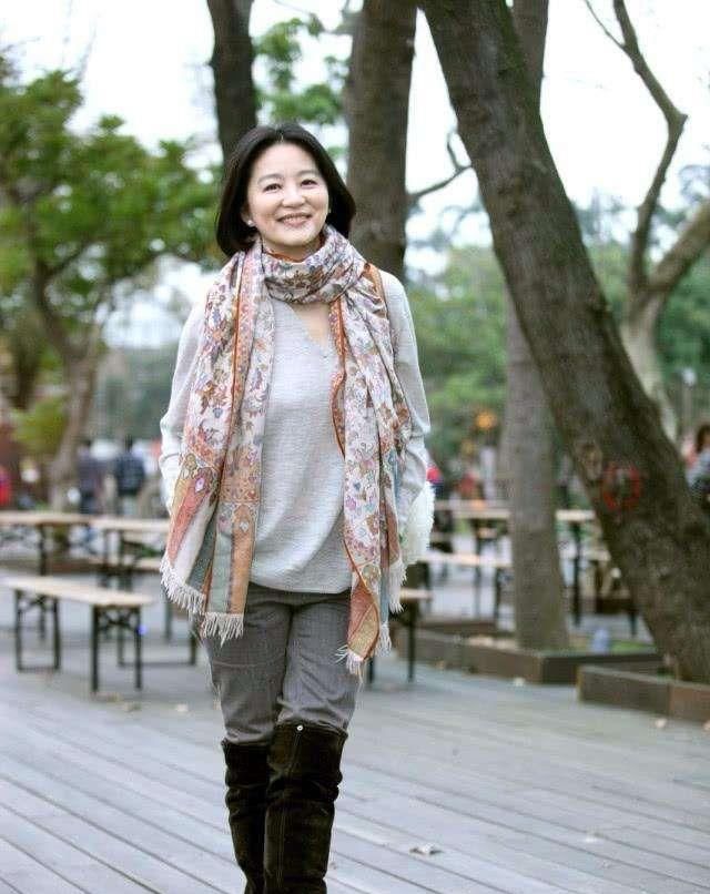  「漂亮」林青霞老了一样优雅，穿格纹裙高贵大方，笑出皱纹也漂亮！