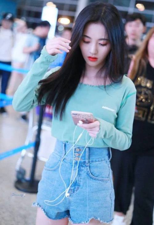 鞠婧祎腰太细，紧身裤扣子全系上还松垮，网友：76斤我信了