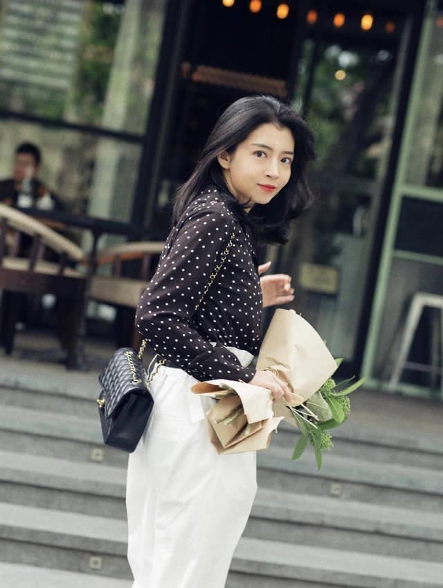  【阔腿裤】春天“女王时尚博主”穿衣搭配构思，波点衬衫配搭乳白色休闲裤子，显瘦又显高
