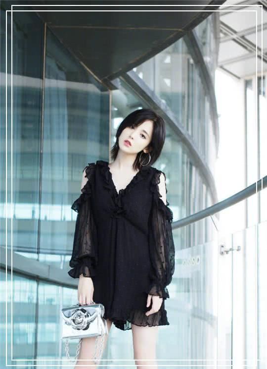 V领连衣裙露出了古力娜扎的事业线，瞬间美成仙女