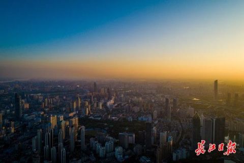  「图集」500米高空航拍晴空万里下的武汉 | 图集