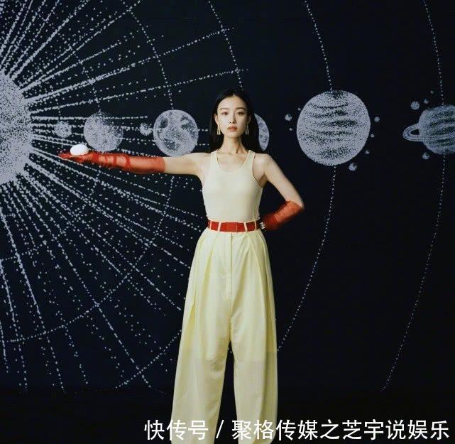 倪妮真会玩,土到掉渣的黄背心黄裤红手套,在她身上意外的好看!