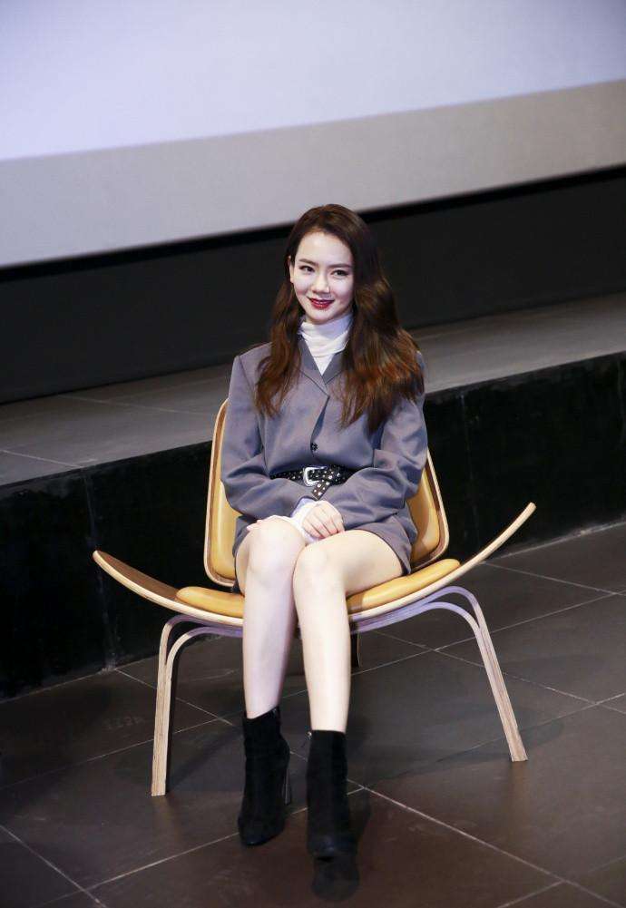 戚薇真胆大! 短裤竟可以穿这么短? 网友: 不拧着点腿都遮不住了!