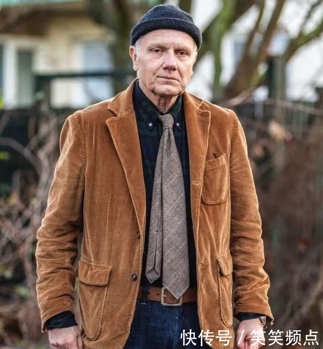  服饰：一条“普通”的灯芯绒裤，成功吸了跨年女孩子的目光