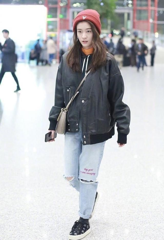 20岁张雪迎现机场，当众补妆太豪迈，网友:关晓彤危险了!