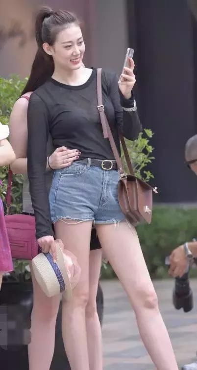 性感女神半透明上衣突出傲曼身姿，演绎若隐若现的诱惑