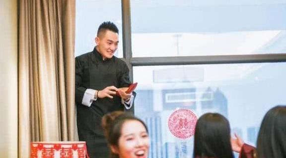 张馨予工作人员辟谣：“何捷接亲照”是假的，劳斯莱斯也是假的