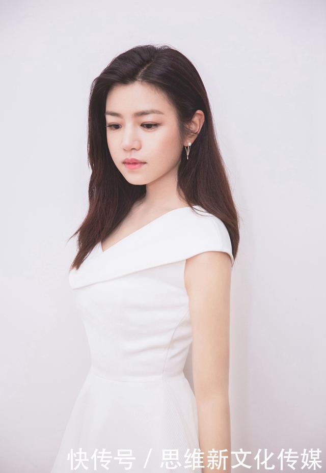 都是一身白色长裙的打扮,赵丽颖和陈妍希一对比,网友:差太多了