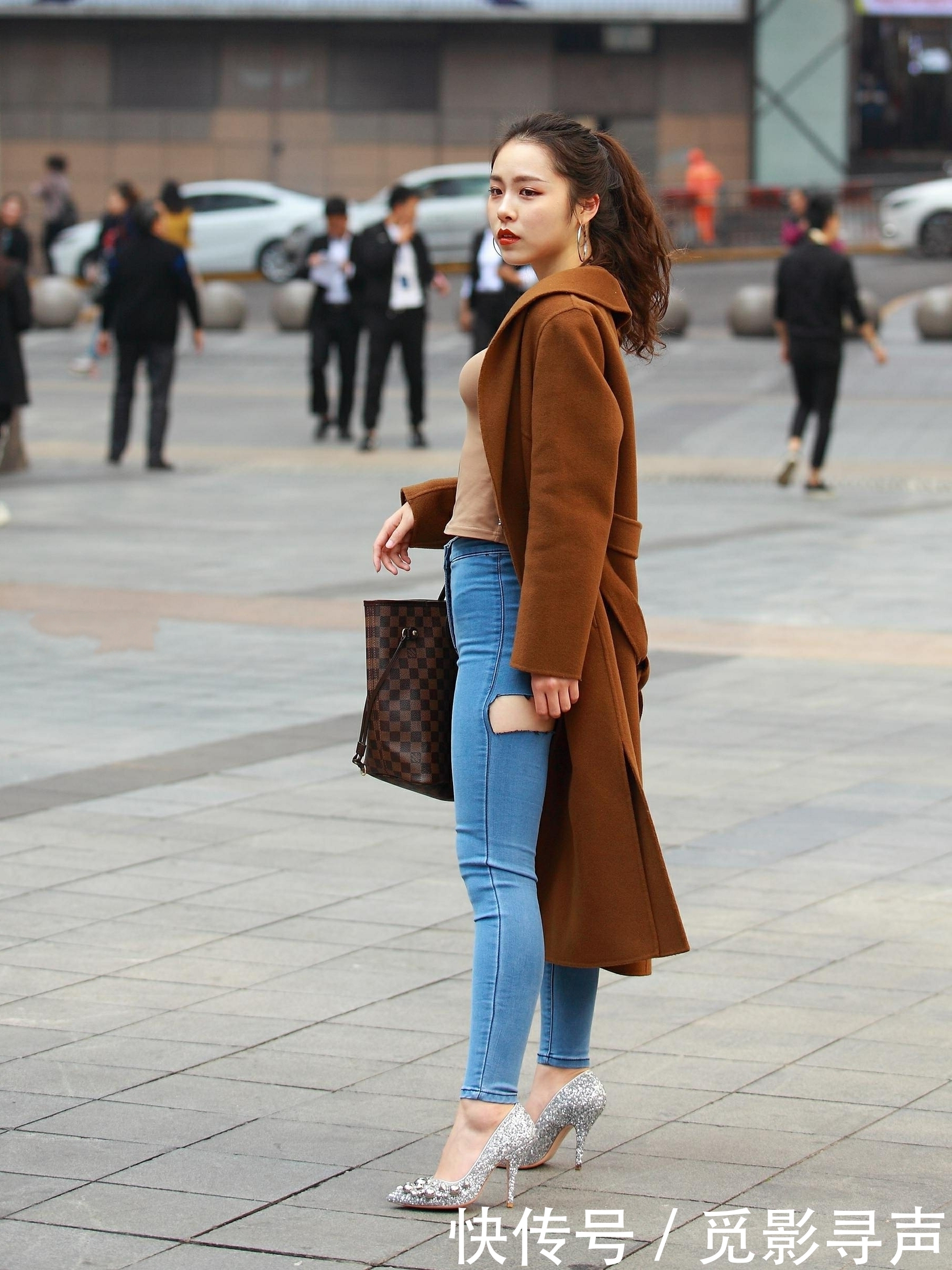 街拍：气质小姐姐破洞紧身牛仔裤凹凸有致，就是摆拍的时候表情太