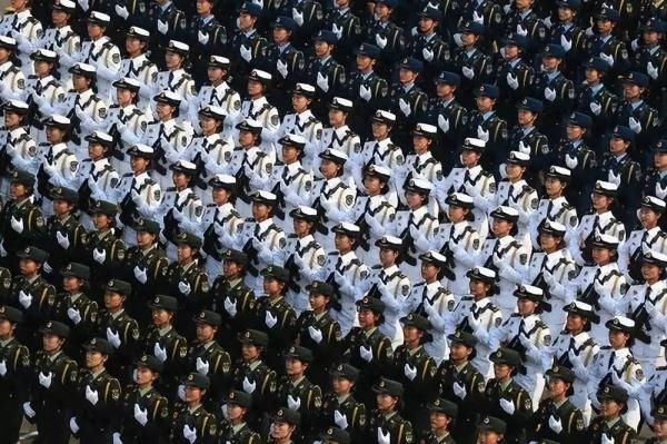  阅兵式■阅兵式上女兵的口红是雅诗兰黛、兰蔻？别猜了，是来自