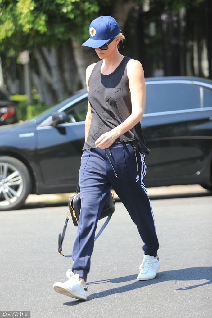 查理兹塞隆“假小子风”出街大长腿带感  素面朝天用黑布袋挡脸躲