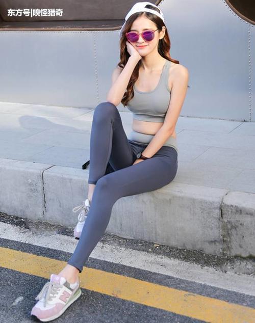 街拍美女：紧身打底裤美女不失自然优雅，让好气质一览无余！