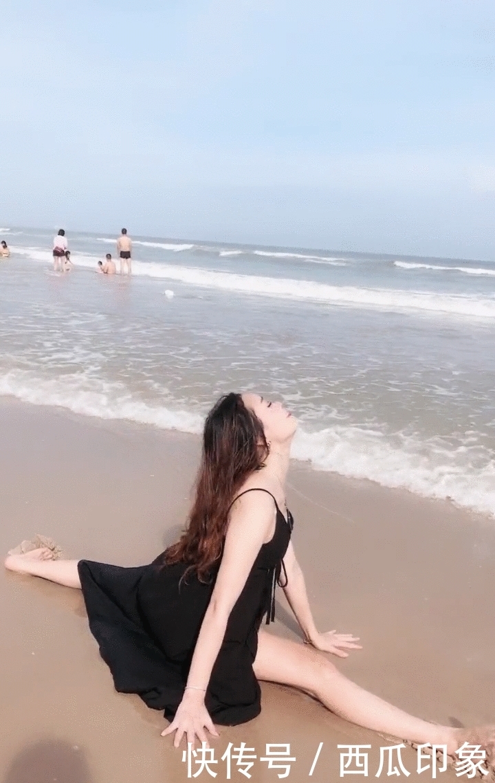 海边■海边穿着连衣裙的美女, 会劈叉的女人都不简单