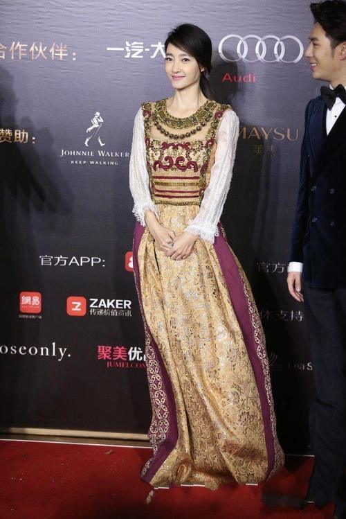 素颜女神王丽坤玩下半身失踪，袜子费好大劲才穿进去吧！