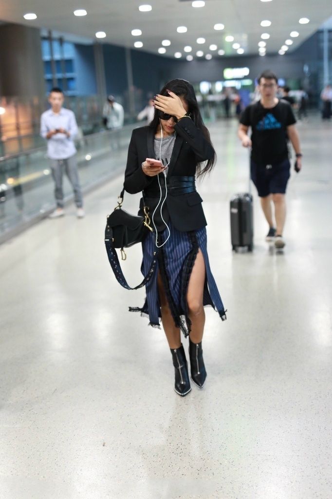 吉克隽逸又不安分了，裙子5处开叉剪成布条，网友:这时尚真难懂