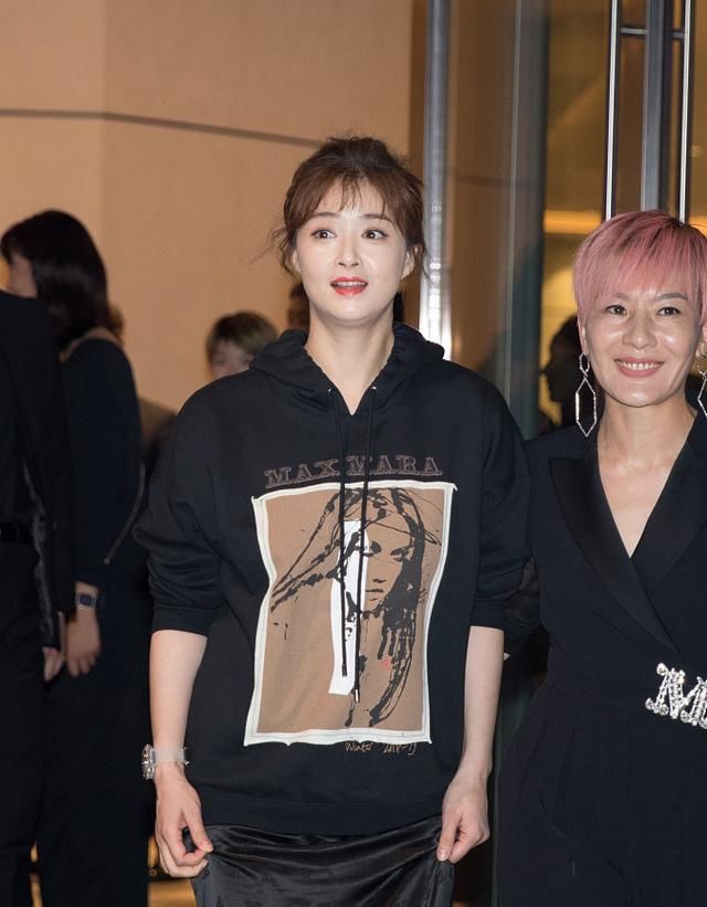 蒋欣四川出席活动，一身混搭现身，网友:怎么穿都好看