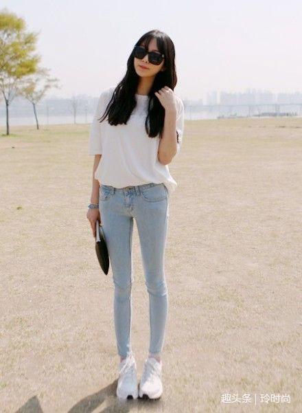 街拍：合理穿搭紧身牛仔裤，让美女展现自我，魅力时尚！