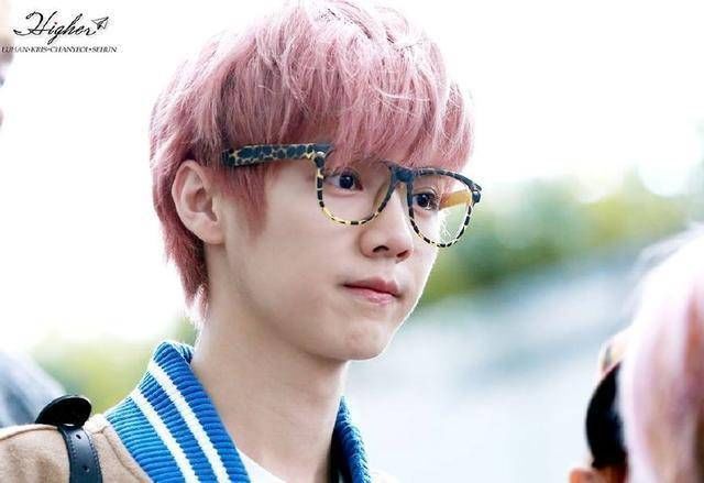 鹿晗用100种发型证明自己颜值从未下降，网友:最后一张像放烟花