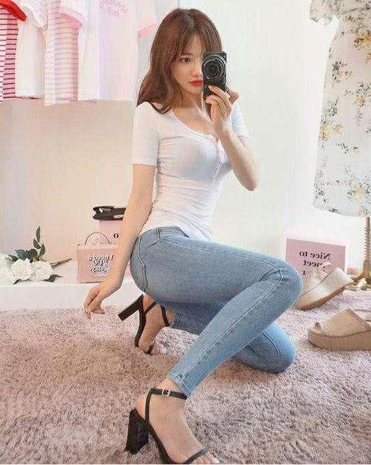 牛仔紧身裤裤穿出不一样的风采，塑造更立体的身体视觉曲线