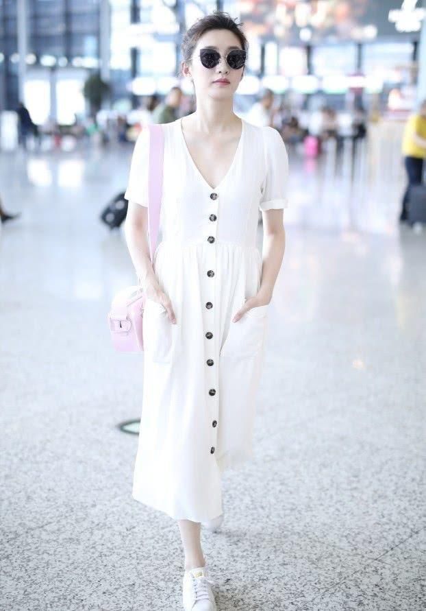 街拍:图1江疏影穿的是“孕妇裙”么?图2美女裙子开叉到大腿根!