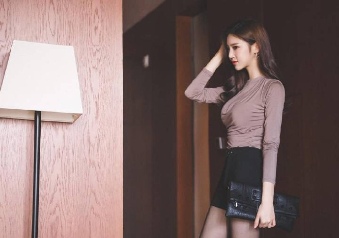 温润典雅的气质美女，精致套装显成熟魅力，巧笑嫣然让人心动！