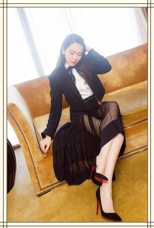 戚薇真是厉害，迷彩服一只塞袜子，一只露外面，网友：真会玩