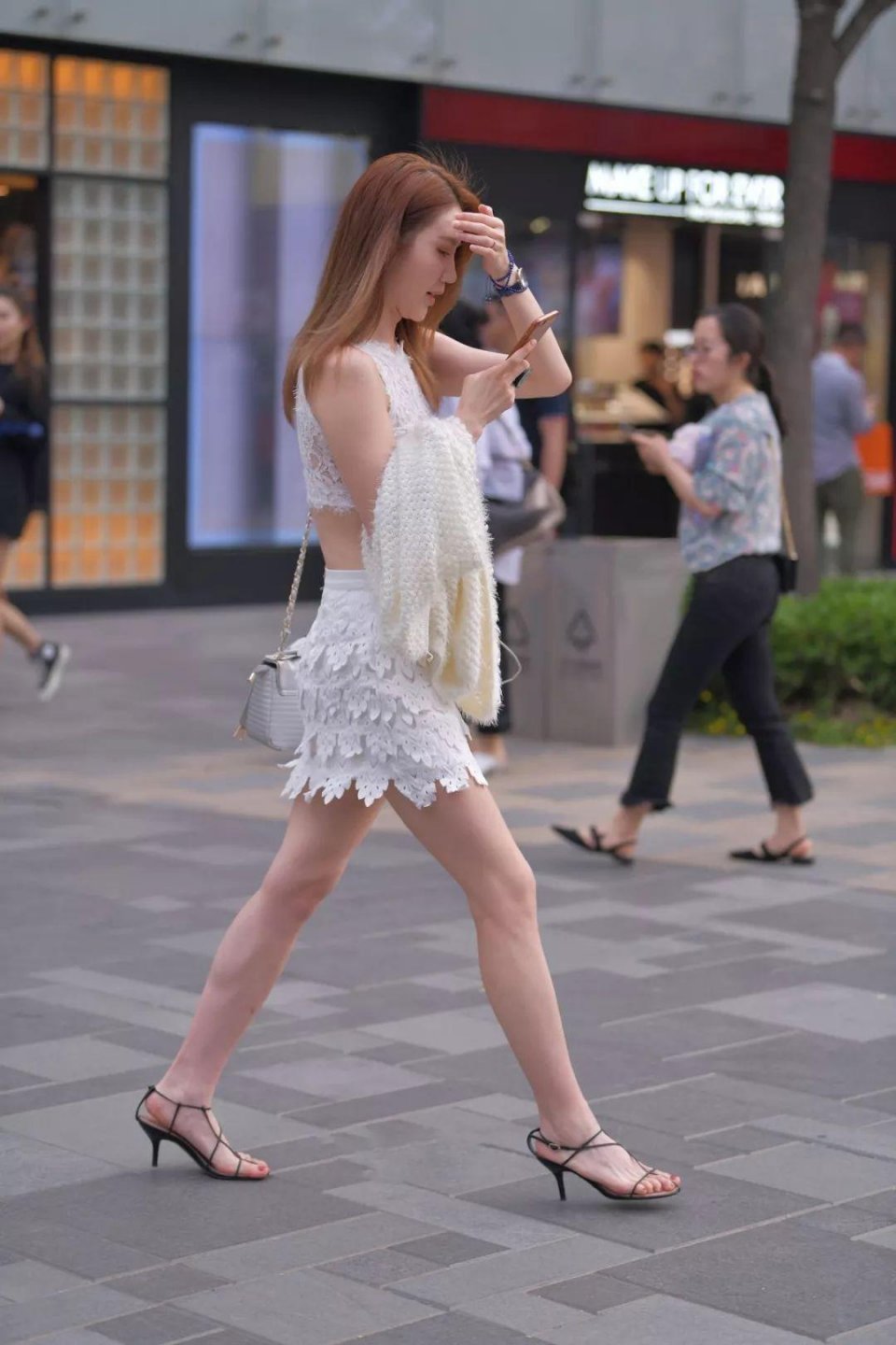 街拍美女：很清新又不失性感的小姐姐