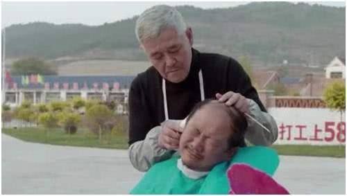  身价■出身农民不忘本！赵本山演穷酸老头毫不违和，身价数亿住乡下大棚
