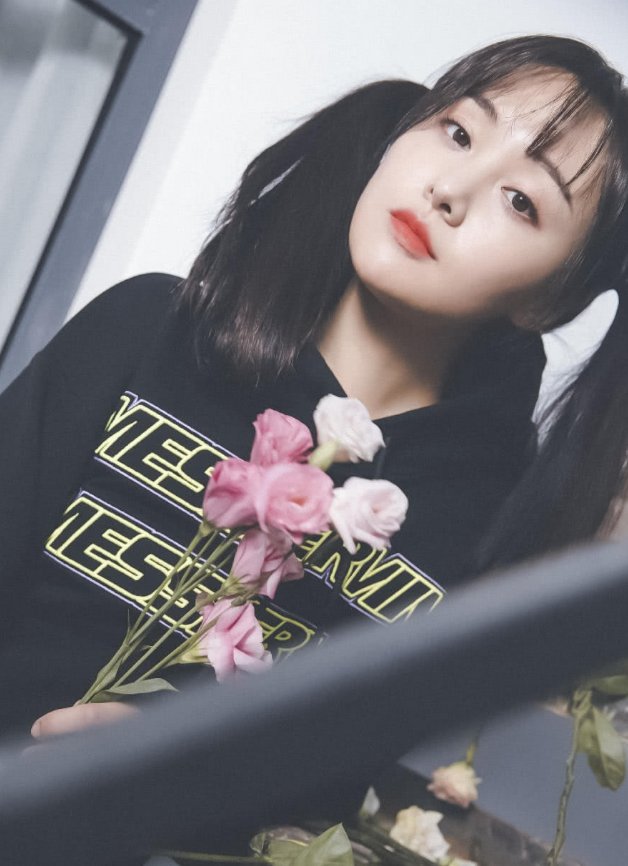 「动作」郑爽重返“楚雨荨”造型，一样的发型和动作，却因一个细节泪奔