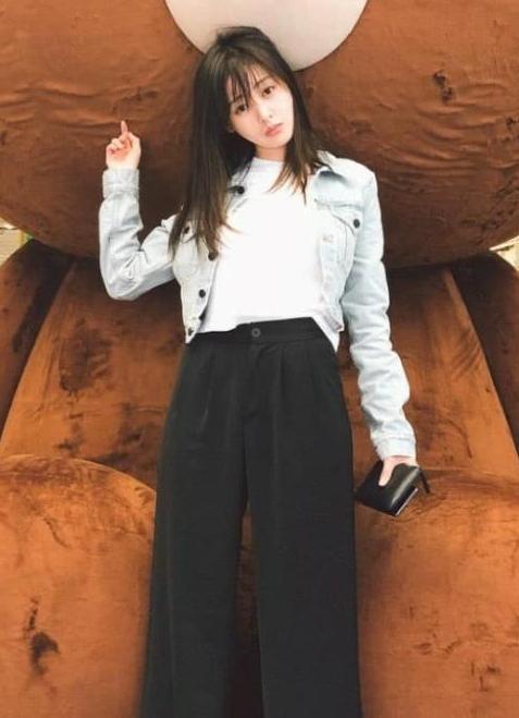 张天爱穿“3D裤”太魔幻, 腿不仅和上身分离, 还快成透明的了!