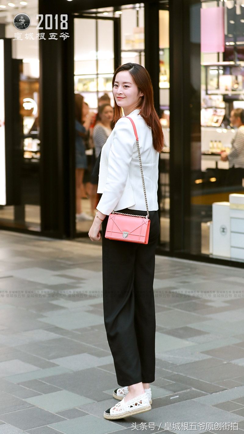 街拍:简单大方的穿搭适合每一个爱美的姑娘