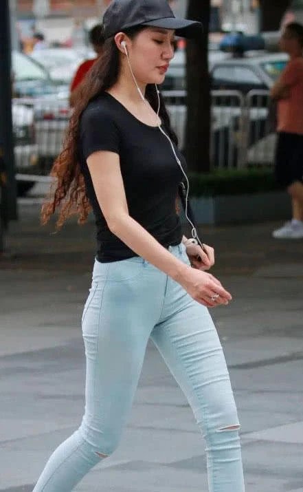 气质小姐姐蓝色紧身牛仔长裤，尽显极致紧绷翘臀，走在街上十分吸