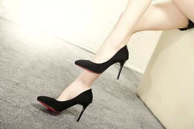 爱穿高跟鞋的女孩最美，散发优雅的名媛风格