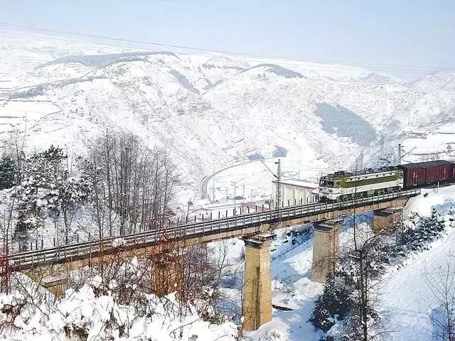  云中|铁路版盘山公路：成昆铁路展线奇景，翻山越岭云中走！