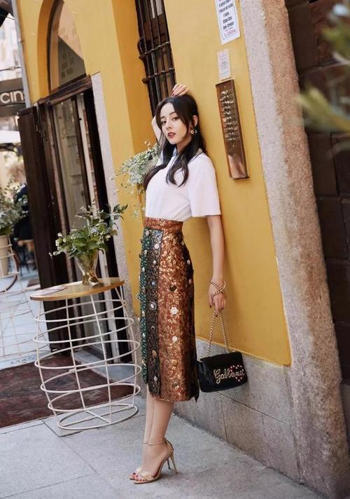 白T明星风格各不同，关晓彤少女，杨幂优雅，热巴、表姐很帅气