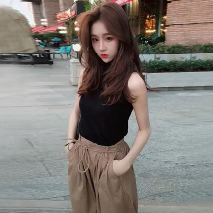 嫂子刚从香港回来，说今夏流行穿休闲套装，出门搭双小白鞋都美炸