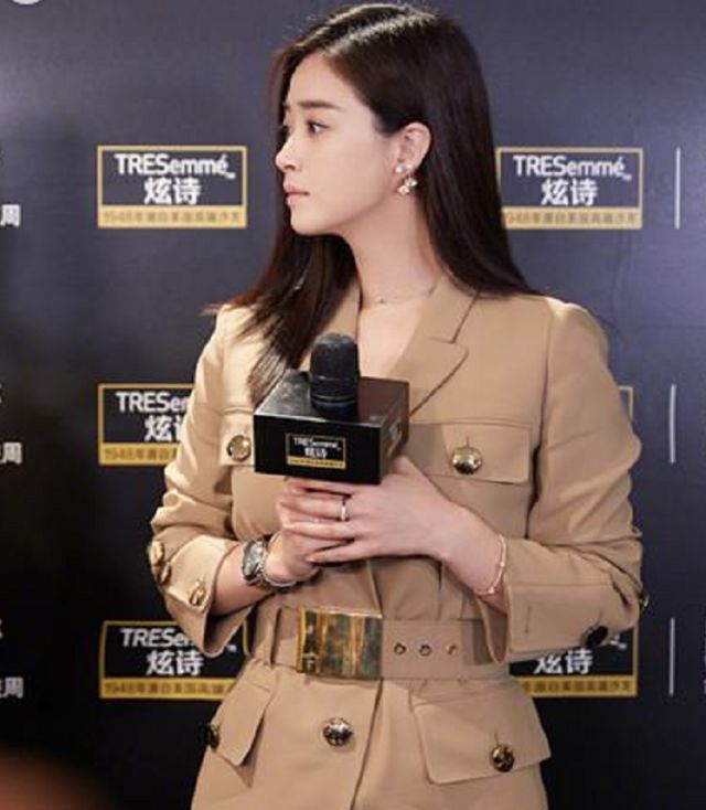 蒋欣和刘涛同穿骆色裙出席活动，网友：这差别也太大了吧！