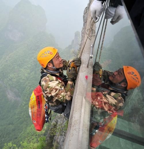 张家界悬崖上的清洁工：游客随手丢弃的一块垃圾，他都用命去捡