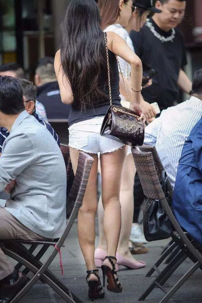 穿紧身短裤的气质辣妈，短短的凸显腿型，是不是太短了？