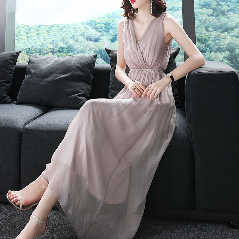 厉害了!45岁小姑逛街竟被人叫小姐姐,只因爱穿这“蜜桃红”裙