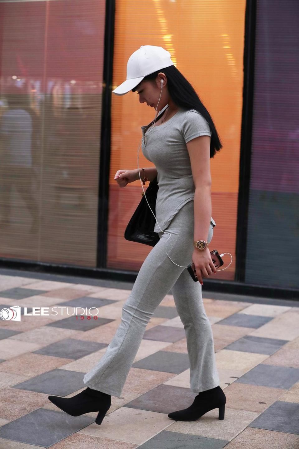 街怕;网红刷街傲人的身材让人羡慕