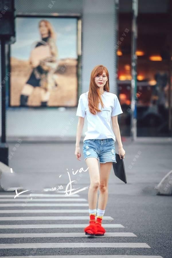 街拍：紧身黑色短裤与短T恤，完美结合很显气质！